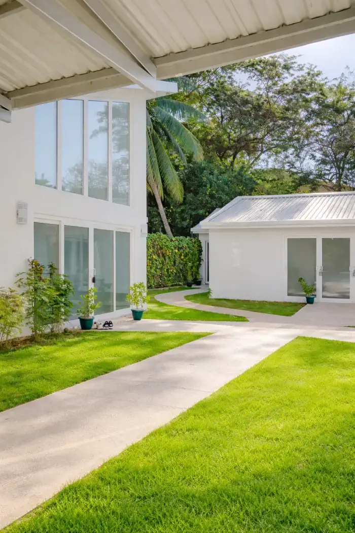 A welcoming connecting courtyard featuring landscaped paths that link the main entrance to the reception area and individual apartments.